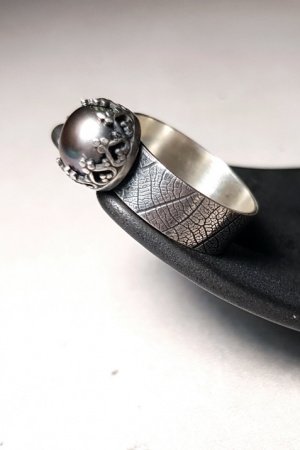 Робота Срібна каблучка з натуральною темною річковою перлиною