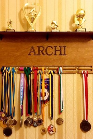 Работа Медальница с полкой для кубков 70х32 см