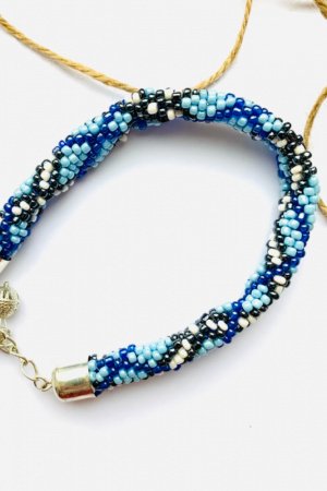 Работа Браслет жгут из бисера в клеточку