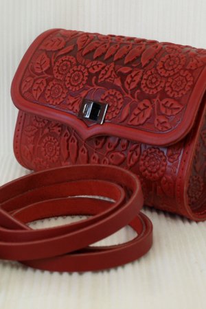 Работа красная сумка-клатч Колокольчики