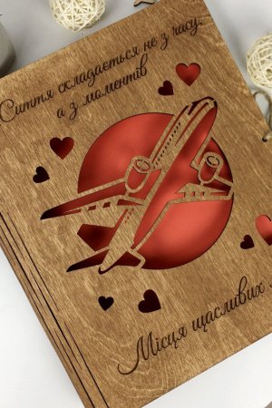 Работа Деревянный альбом с гравировкой для любителей путешествовать