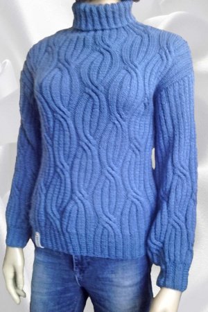 Работа Женский свитер цвета "джинс" с воротником под горло