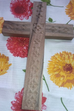 Работа крест резной