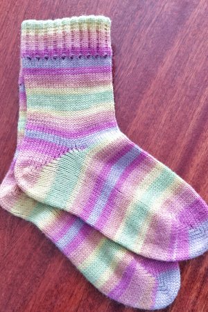 Робота В'язані жіночі шкарпетки "Подих весни"