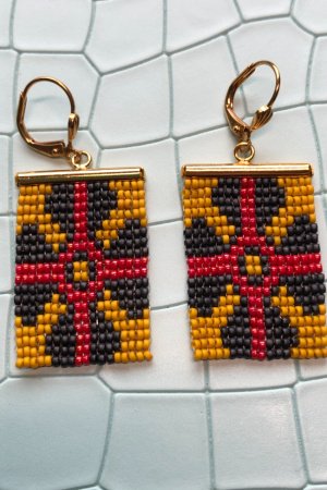 Робота  Сережки з бісеру "Карпатська квітка"