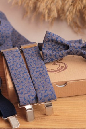 Работа Комплект подтяжки и бабочка синий с рисунком "пейсли"