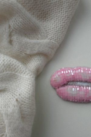Робота Брошка LIPS Ніжний поцілунок 