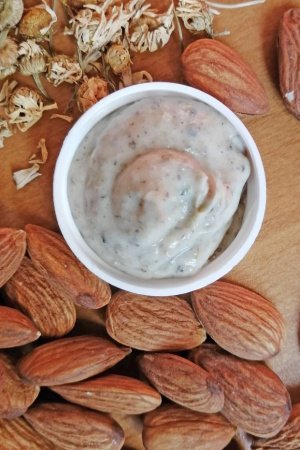 Робота Маска для обличчя "Ромашка та мигдаль"