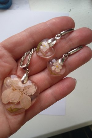 Робота Кулон і сережки з квітами персика з епоксидної смоли