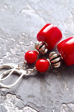 Работа Серьги с натуральными кораллами и серебряными застежками № 290