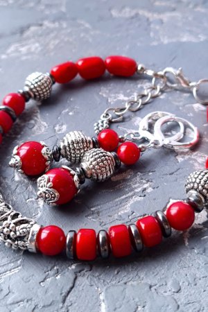 Робота Комплект з натуральних коралів та гематиту браслет і сережки
