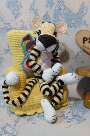 Работа Желтый тигр с крыльями бабочки. Вязаный символ года 2022