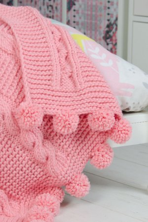 Работа Детский вязаный плед с помпонами. 80х95см