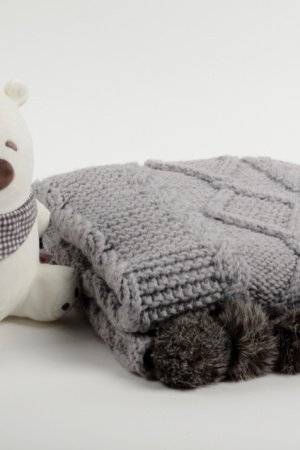 Работа Детский вязаный плед с меховыми помпонами, 100х120см