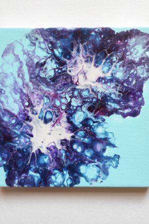 Робота Картина в техніці Fluid Art в небесно-фіолетових тонах.