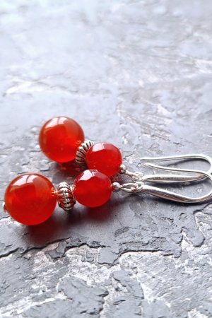 Работа Серьги из натурального сердолика с серебряными застежками