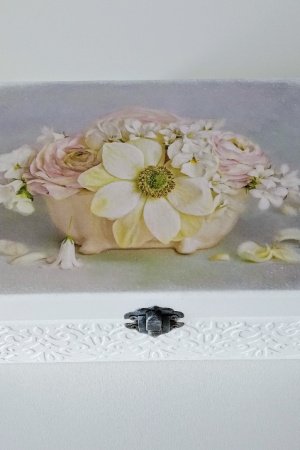Работа Белая ящик с цветами.