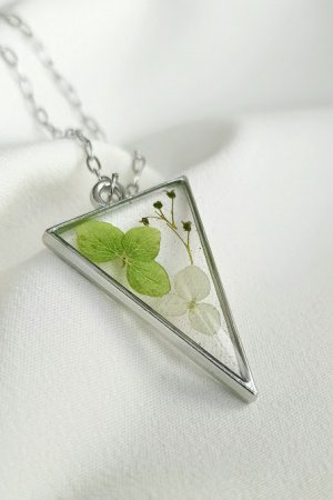 Работа Кулон из эпоксидной смолы с цветами, кулон на подарок