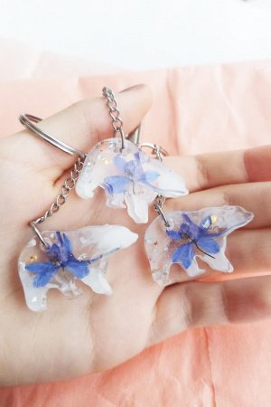 Работа 1 Брелок медведь с цветком для ключей или сумки