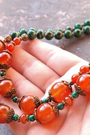 Работа Ожерелье из натурального сердолика и малахита