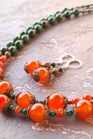 Робота Намисто та сережки з натурального сердоліку та малахіту