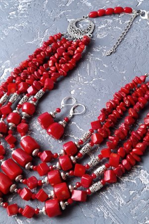 Робота Комплект з натуральних коралів намисто п`ятирядне  і сережки