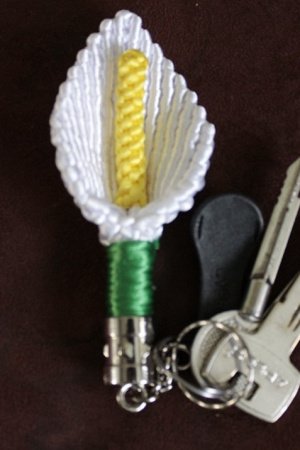 Работа Брелок "цветок спатифиллум"