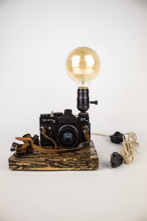 Работа Настольная лампа Pride & Joy с винтажным фотоаппаратом 02gllich