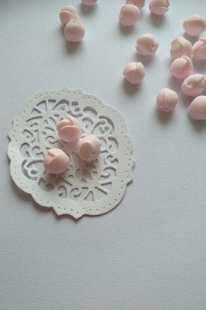 Работа  Розовые бутоны из полимерной глины