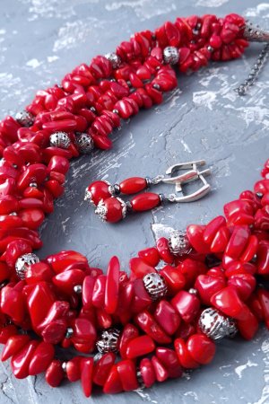 Работа Пышное ожерелье и серьги из коралла с серебряными застежками