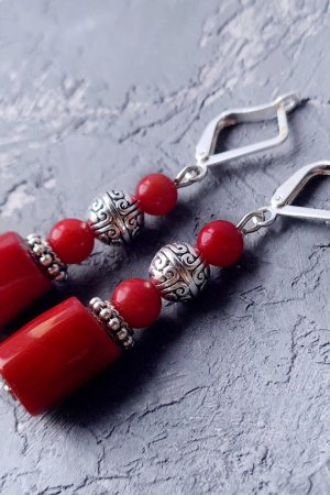 Работа Серьги с натуральными кораллами и серебряными застежками № 390