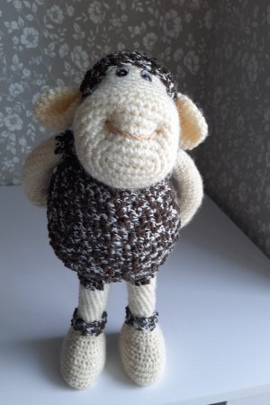 Робота В'язана іграшка овечка Кучерява Сью.