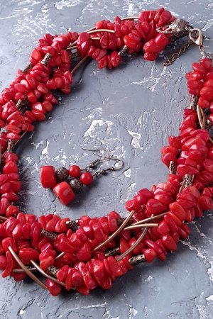 Робота Пишне семирядне намисто і сережки з натуральних коралів