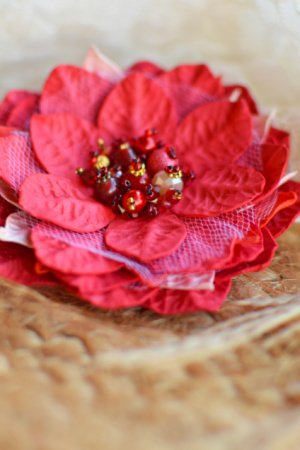Работа Брошь красная расшитая каминьцямы, цветок фоамиран, подарок