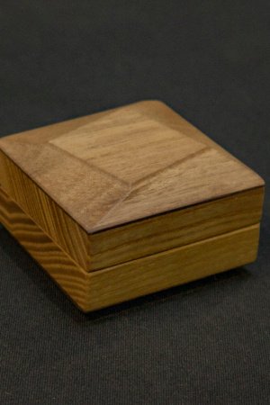 Работа Персонализированный футляр для колец из американского ореха