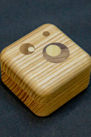 Робота Персоналізований футляр для кілець з інкрустацією