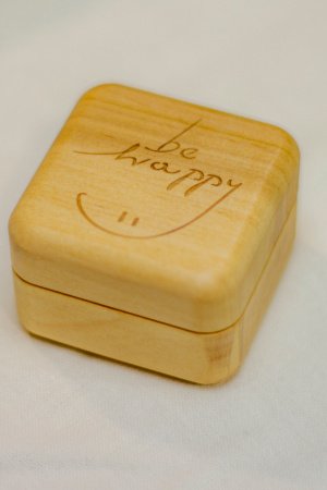 Работа Персонализированный деревянный футляр для колец из бука 