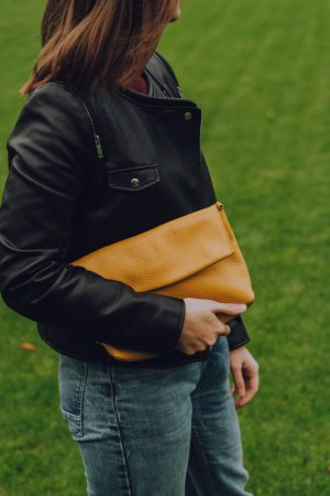 Робота Жіноча шкіряна сумка. Колір каррі. 