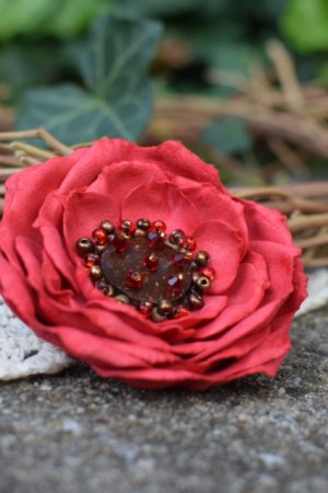 Работа Брошь красная, цветок красная, заколка цветок, подарок