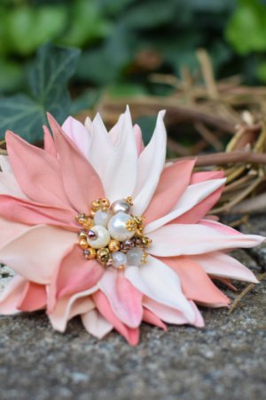 Работа Брошь нежная персиковая, брошь цветок, подарок, заколка