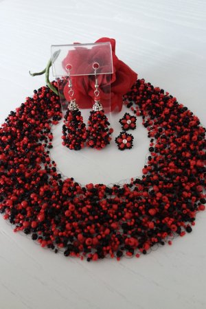 Работа Колье Воздушное Красно-черное