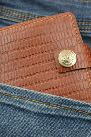 Работа Кожаный кошелек с тиснение рептилия