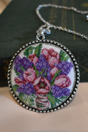 Робота Кулон з мікровишівкой "Весняні мотиви"