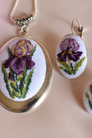 Работа Комплект украшений с микровышивкой "Нежность"