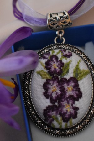 Робота Кулон з мікровишівкой "Весна"