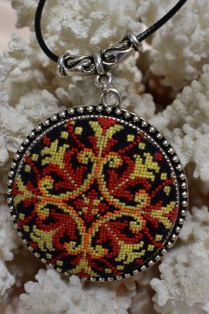 Робота Кулон з мікровишівкой "Орнамент"