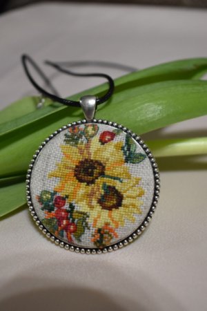 Робота Кулон з мікровишівкой "Соняшник"