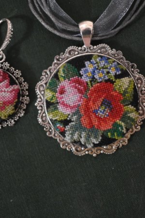 Робота Комплект прикрас з мікровишівкой "Україна"