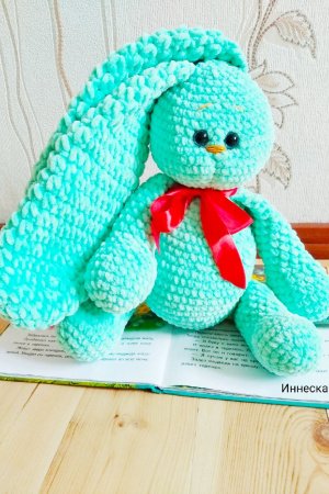 Работа Вязаный плюшевый заяц мятного цвета