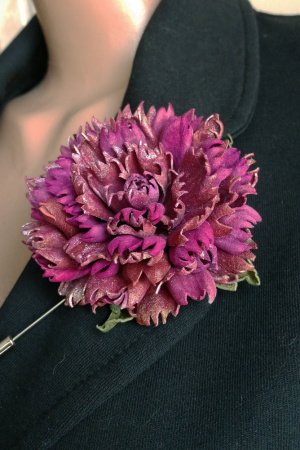 Работа Брошь Гвоздика из кожи